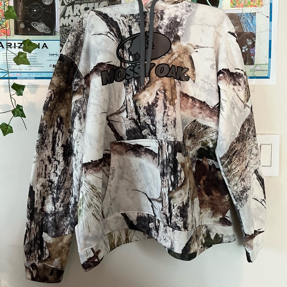 Mossy Oak Sweatshirt Size: XL (16-18) Color: White camo.